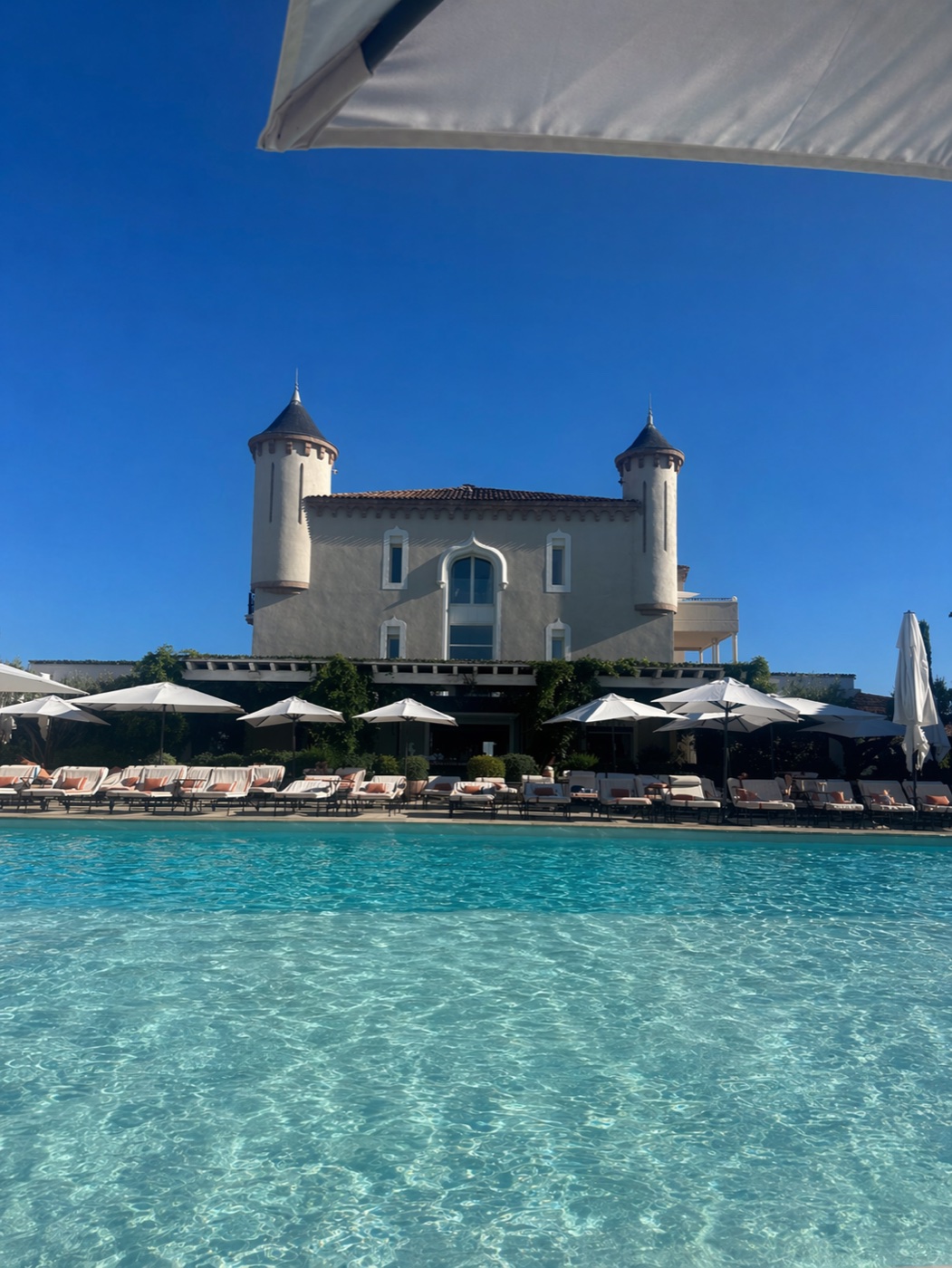 Château et piscine